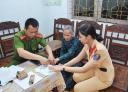 Kna2.jpg - Cán bộ, chiến sĩ làm CMND tại nhà cho người già yếu, bệnh tật