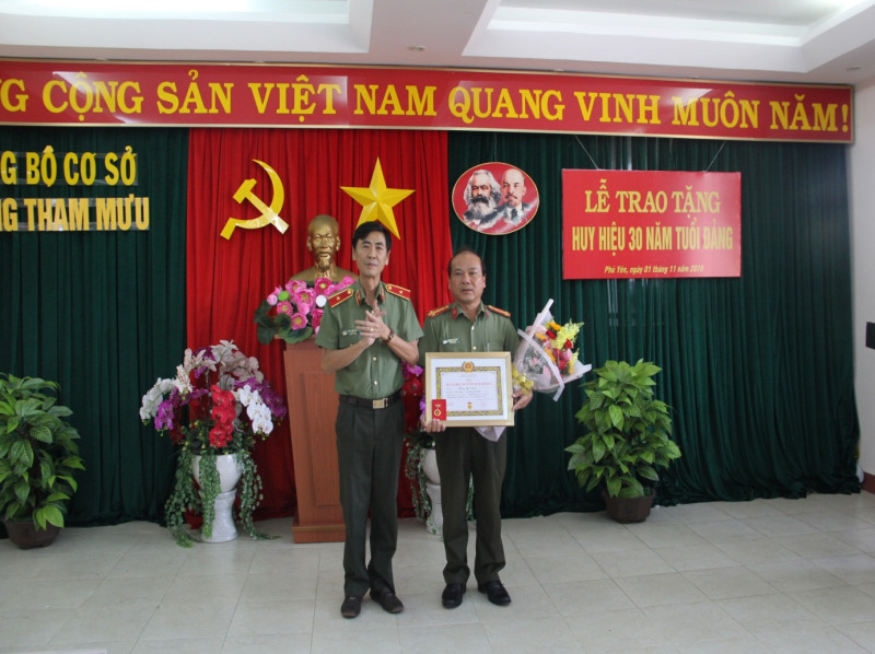 Lễ trao tặng Huy hiệu 30 năm tuổi Đảng cho đồng chí Đại tá Lương Tấn Dĩnh