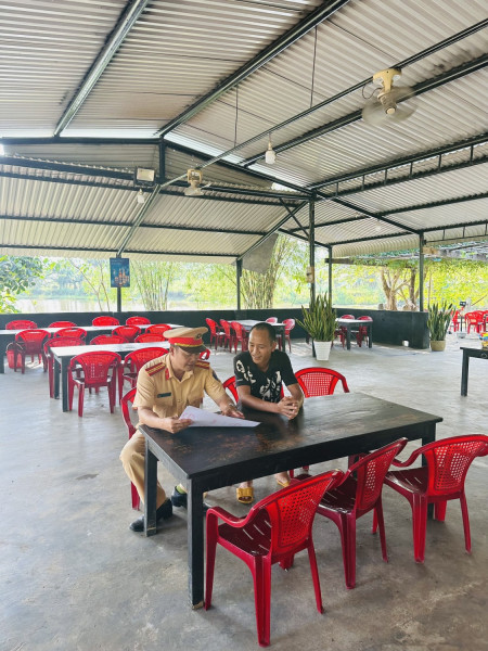 Lực lượng CSGT vận động các chủ nhà hàng, quán ăn   thực hiện các biện pháp tuyên truyền, nhắc nhở khách hàng không tự lái xe sau khi sử dụng rượu, bia