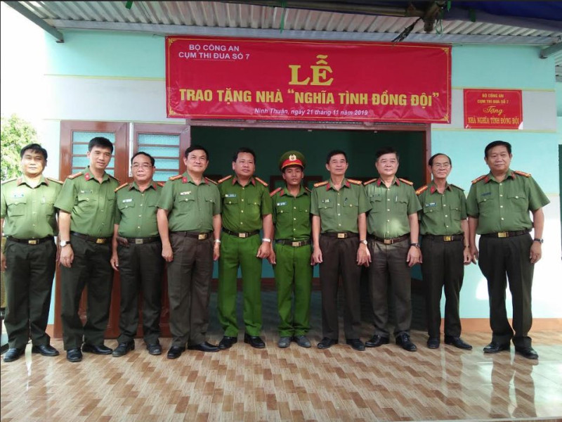 Công an 7 tỉnh thuộc Cụm thi đua số 7- Bộ Công an trao tặng nhà nghĩa tình đồng đội