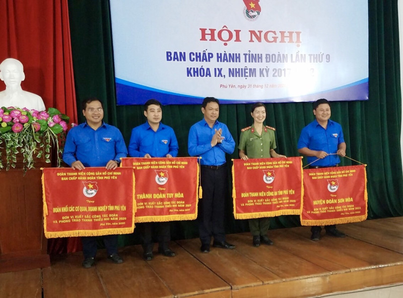 Đoàn thanh niên Công an tỉnh được BCH Tỉnh đoàn Phú Yên tặng cờ thi đua đơn vị xuất sắc năm 2020