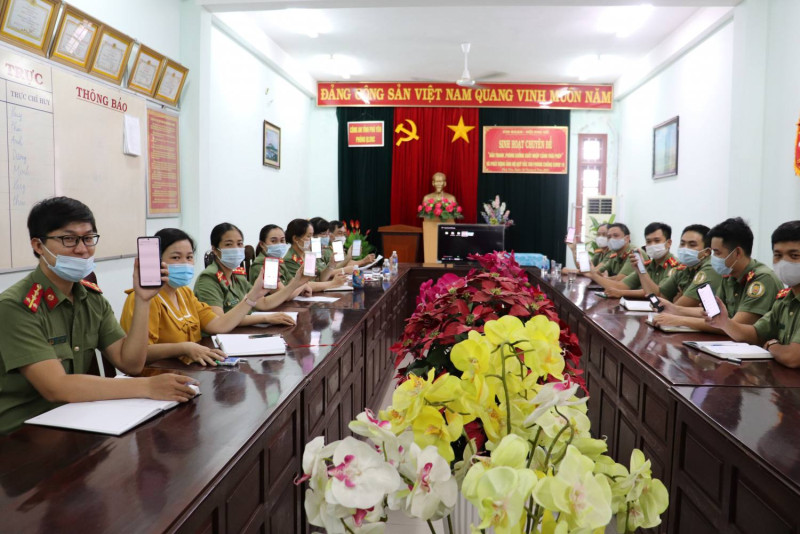 PHÒNG QUẢN LÝ XUẤT NHẬP CẢNH TỔ CHỨC SINH HOẠT CHUYÊN ĐỀ “ĐẤU TRANH PHÒNG, CHỐNG XUẤT NHẬP CẢNH TRÁI PHÉP” VÀ ỦNG HỘ QUỸ VẮC-XIN PHÒNG COVID-19