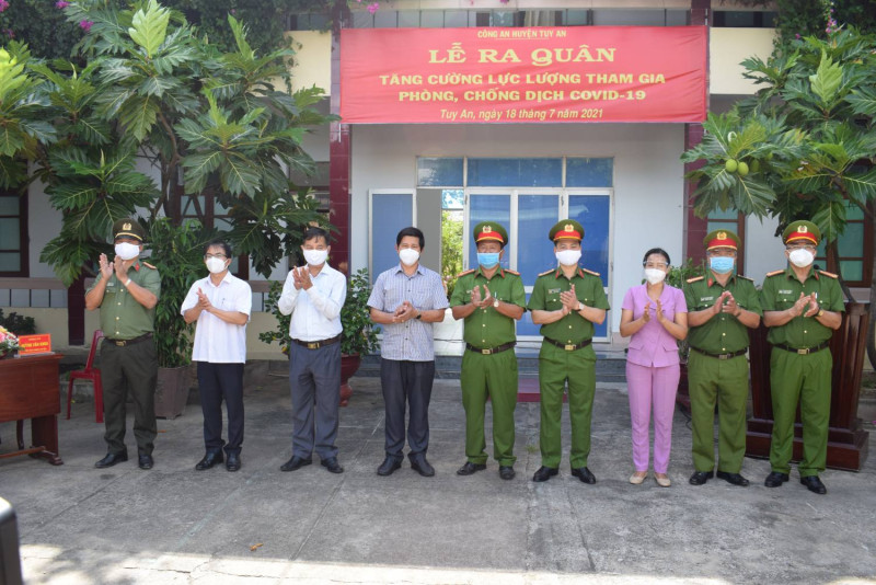 CÔNG AN HUYỆN TUY AN TỔ CHỨC LỄ RA QUÂN TĂNG CƯỜNG LỰC LƯỢNG ĐẢM BẢO ANTT, THAM GIA PHÒNG, CHỐNG DỊCH BỆNH COVID -19 TRÊN ĐỊA BÀN