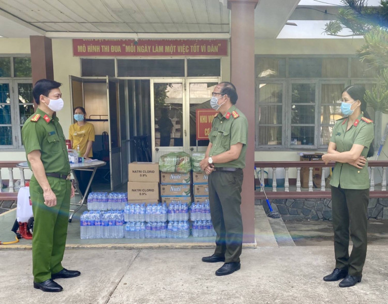 Lãnh đạo Công an tỉnh Phú Yên tặng quà cho lực lượng tuyến đầu phòng chống dịch Covid-19