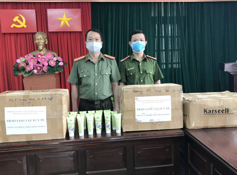 Nhiều phần quà ý nghĩa tặng cho nhân dân và lực lượng tuyến đầu phòng chống dịch Covid-19