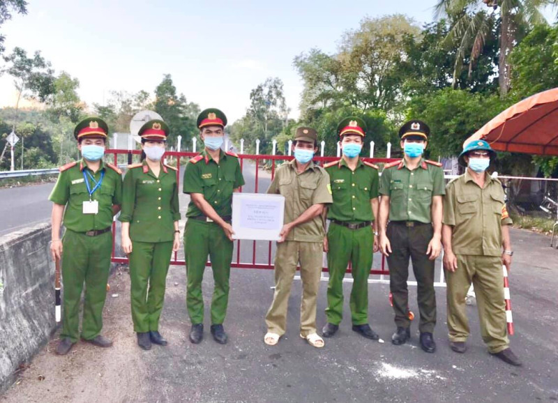 Đoàn thanh niên Công an tỉnh: Tiếp tục tặng quà cho nhân dân và lực lượng tuyến đầu phòng chống dịch Covid-19