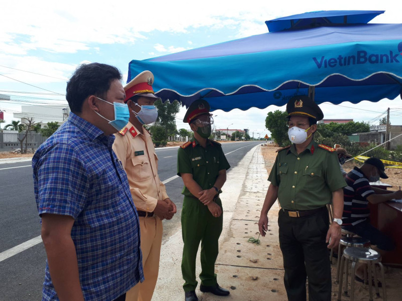 LÃNH ĐẠO CÔNG AN TỈNH THĂM, KIỂM TRA; TRAO TẶNG TRANG THIẾT BỊ CHO LỰC LƯỢNG LÀM NHIỆM VỤ PHÒNG CHỐNG DỊCH BỆNH COVID-19