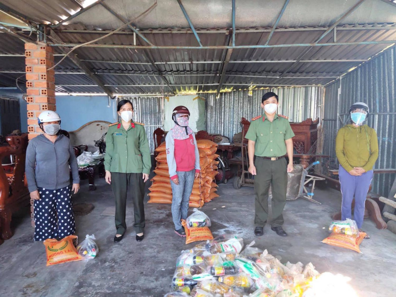 Đoàn thanh niên Công an tỉnh: Ấm áp những suất quà đồng hành chống dịch