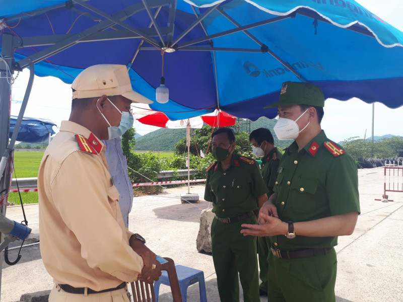 LÃNH ĐẠO CÔNG AN TỈNH KIỂM TRA CÔNG TÁC TRIỂN KHAI ỨNG DỤNG QUẢN LÝ DI BIẾN ĐỘNG CÔNG DÂN VÙNG DỊCH