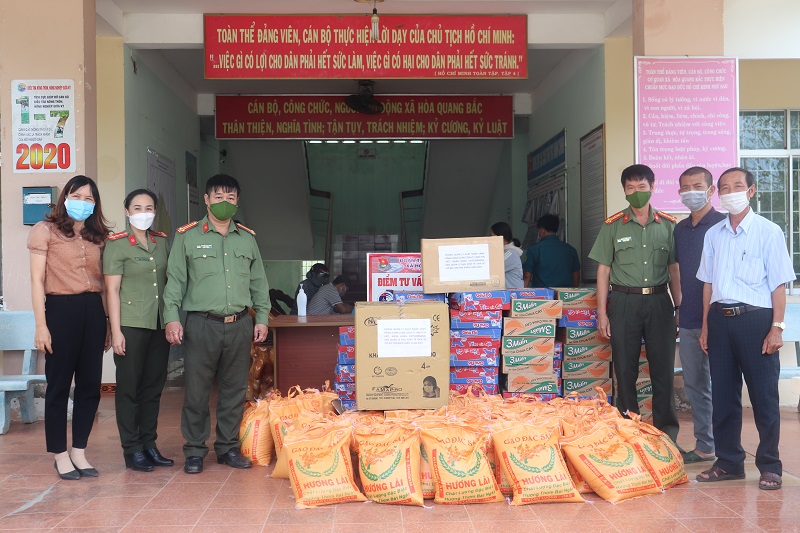 PHÒNG QUẢN LÝ XUẤT NHẬP CẢNH CHIA SẺ KHÓ KHĂN VỚI BÀ CON NHÂN DÂN VÙNG PHONG TỎA