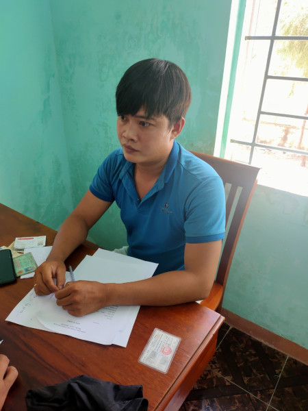 KHEN THƯỞNG THÀNH TÍCH ĐẤU TRANH LÀM RÕ ĐỐI TƯỢNG MUA BÁN, TÀNG TRỮ, VẬN CHUYỂN TRÁI PHÉP VŨ KHÍ QUÂN DỤNG