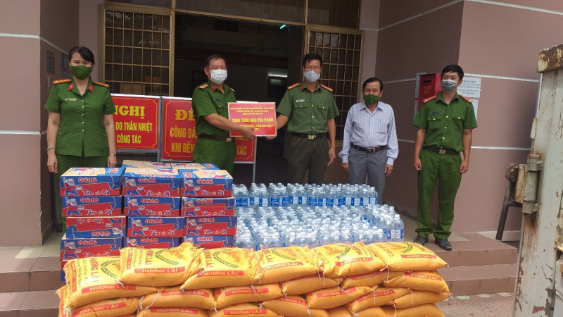 Các cấp Hội phụ nữ trong Công an Phú Yên: tiếp tục chia sẻ khó khăn với bà con nhân dân vùng phong tỏa và lực lượng tuyến đầu