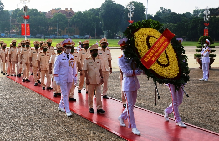 Đoàn đại biểu Đảng ủy Công an Trung ương, Bộ Công an vào Lăng viếng Chủ tịch Hồ Chí Minh và tưởng niệm các Anh hùng liệt sỹ nhân kỷ niệm 76 năm Quốc khánh 2/9