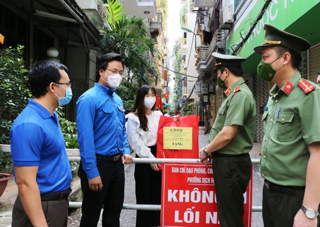 Văn phòng Bộ Công an tặng 250 suất quà hỗ trợ sinh viên có hoàn cảnh khó khăn