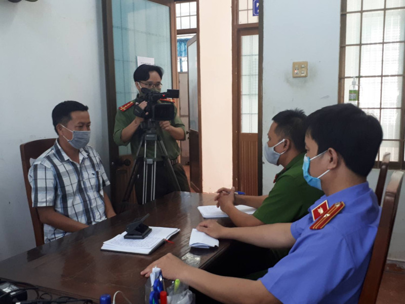 KHỞI TỐ NHÂN VIÊN Y TẾ ĐÁNH CÁN BỘ TRỰC CHỐT KIỂM DỊCH