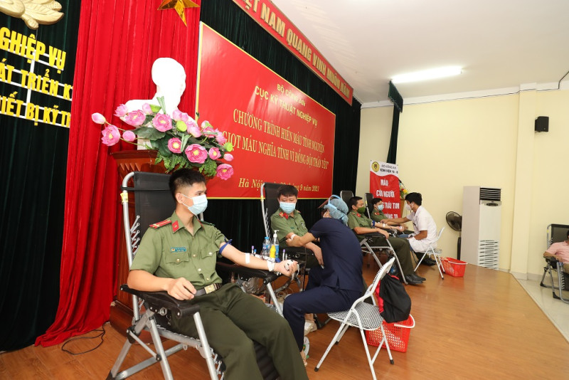 Cán bộ, chiến sỹ Cục Kỹ thuật nghiệp vụ Bộ Công an tham gia hiến máu tình nguyện