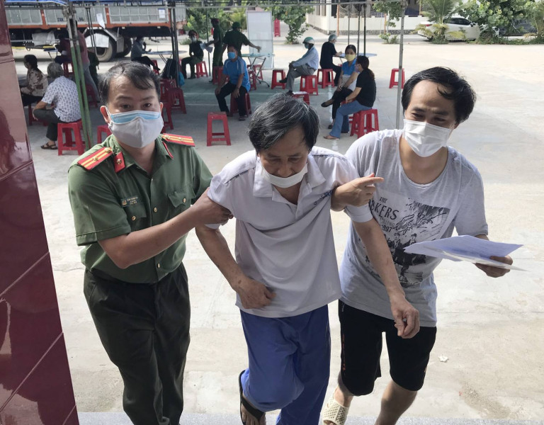 Hình ảnh đẹp của tuổi trẻ Công an tỉnh trong hỗ trợ Chiến dịch tiêm vắc xin Covid-19 toàn tỉnh