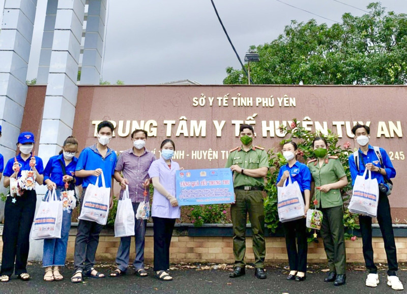 Đoàn thanh niên Công an tỉnh: Nhiều phần quà Trung thu ý nghĩa tặng cho thiếu nhi tại các địa phương