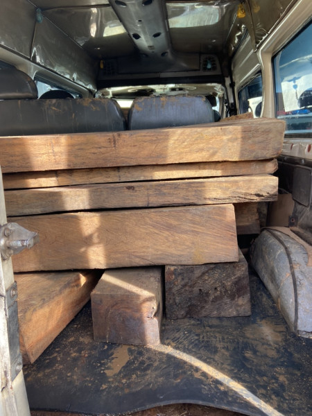 TUẦN TRA KIỂM SOÁT GIAO THÔNG, PHÁT HIỆN Ô TÔ KHÁCH NGỤY TRANG VẬN CHUYỂN GỖ LẬU