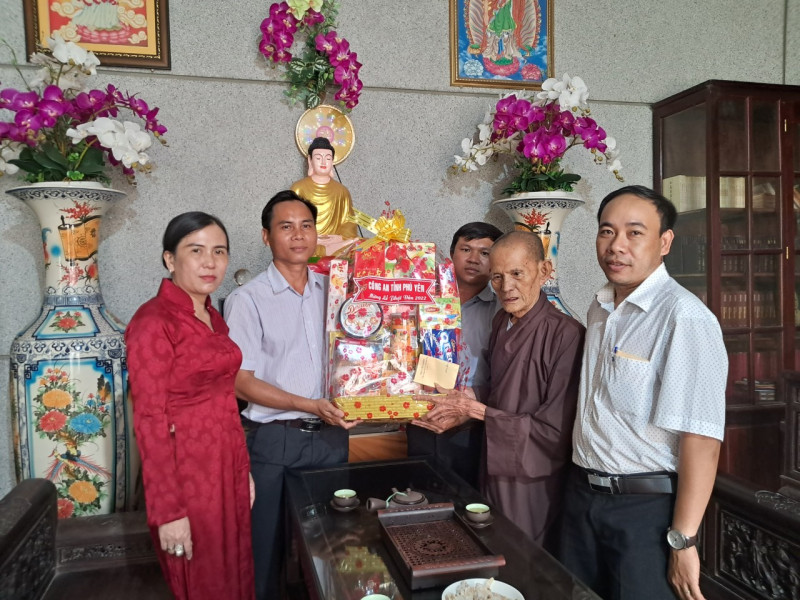 Lãnh đạo Công an tỉnh thăm, tặng quà nhân Đại lễ Phật đản 2022