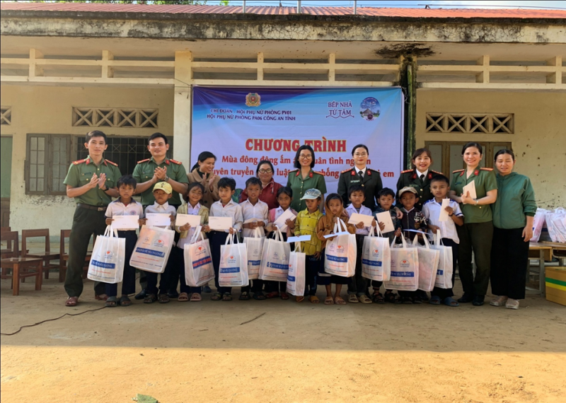 Hội PNCS Phòng Tham mưu tổ chức Chương trình “Mùa đông ấm áp-Xuân tình nguyện” và tuyên truyền pháp luật phòng chống xâm hại trẻ em tại xã Eatrol, huyện Sông Hinh