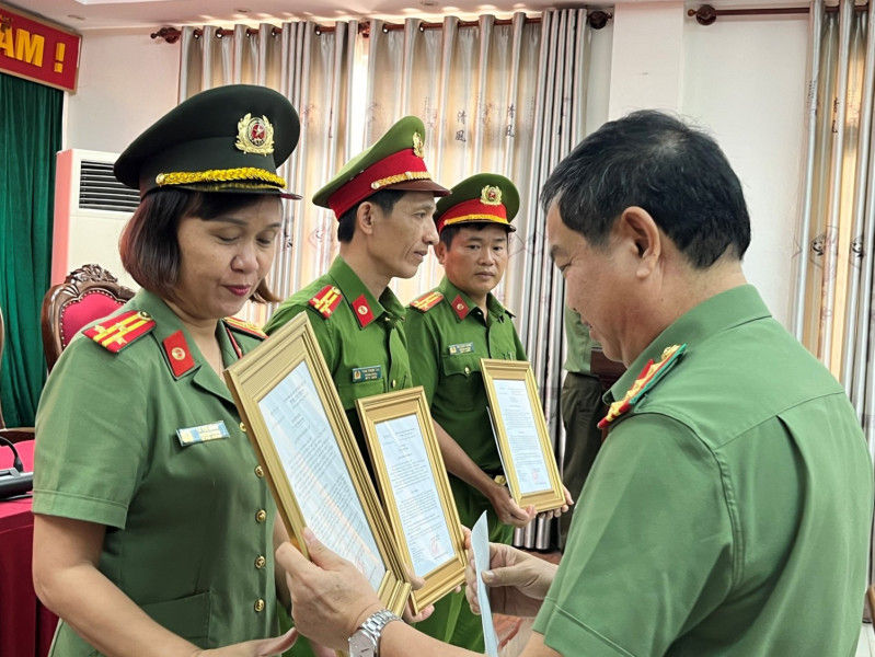 Khen thưởng các tập thể có thành tích xuất sắc trong đấu tranh phòng chống tội phạm