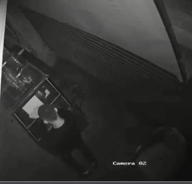 Chiêu độc dán mã QR đè lên mã của chủ quán ăn