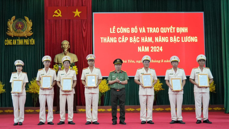 Hơn 600 cán bộ, chiến sỹ Công an tỉnh được thăng cấp bậc hàm, nâng bậc lương năm 2024