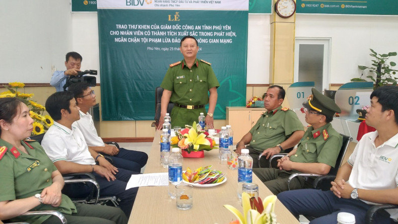 Trao thư khen cho nhân viên ngân hàng BIDV có thành tích trong phát hiện, ngăn chặn tội phạm lừa đảo trên không gian mạng