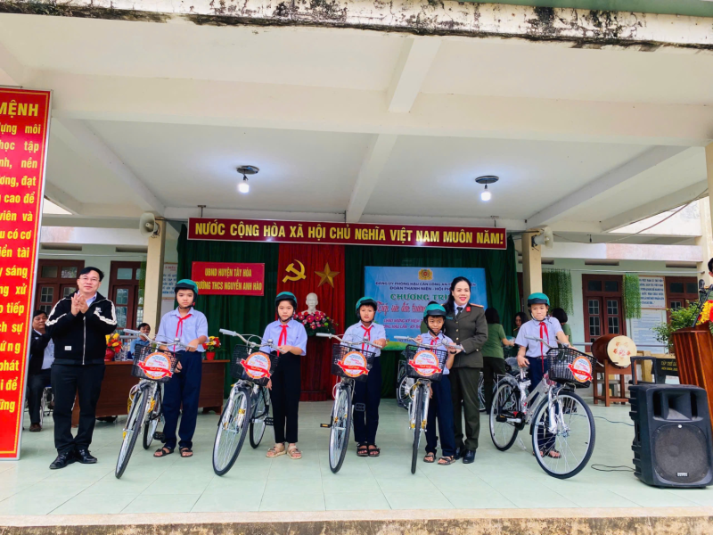 Thăm tặng quà xe đạp cho học sinh tại chương trình "Tiếp sức đến trường, ươm mầm ước mơ" tại trường THCS Nguyễn Anh Hào, xã Hòa Bình 1, huyện Tây Hòa, tỉnh Phú Yên