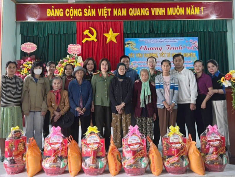 Thăm tặng quà cho bà con nhân dân thôn Phước Nông, xã Hoà Bình 1, huyện Tây Hoà, tỉnh Phú Yên nhân dịp Tết Ất Tỵ năm 2025.