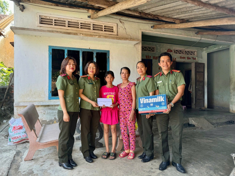 Phòng Hậu cần tổ chức thăm hỏi, tặng quà tại các địa chỉ an sinh xã hội