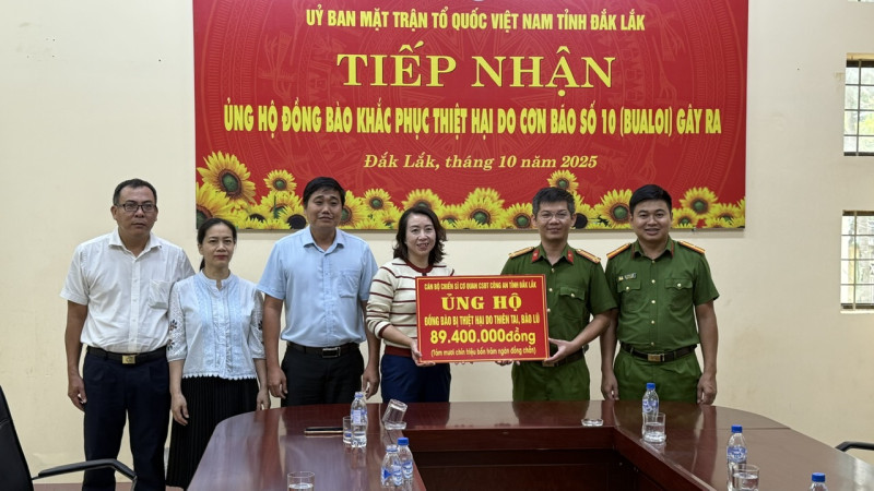 Cơ quan Cảnh sát điều tra Công an tỉnh Đắk Lắk ủng hộ đồng bào bị thiệt hại do thiên tai, bão lũ