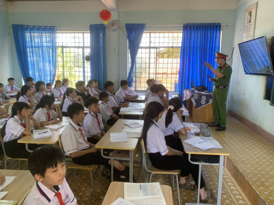 Công an xã Krông Ana tăng cường vận động nhân dân giao nộp vũ khí, vật liệu nổ và pháo