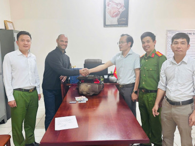 Công an xã Dray Bhăng trao trả tài sản cho du khách nước ngoài đánh rơi trong quá trình du lịch