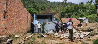 Lực lượng công an xã Hòa Sơn tích cực hỗ trợ các hộ dân xây dựng nhà ở sau thiên tai