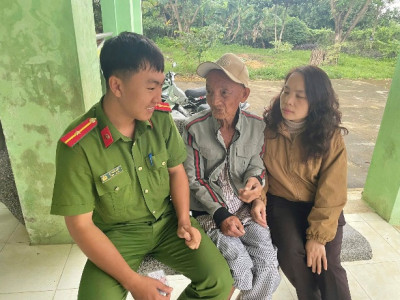 Công an xã Hòa Thịnh hỗ trợ người dân nhanh chóng tìm kiếm cụ ông đi lạc