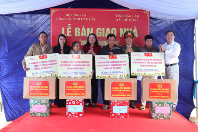 Bàn giao 08 căn nhà cho các hộ gia đình trong “Chiến dịch Quang Trung