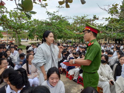 Công an phường Xuân Đài tổ chức tuyên truyền pháp luật tại Trường THCS Nguyễn Hồng Sơn và Trường THCS & THPT Nguyễn Khuyến