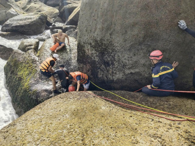 Cứu nạn nhóm du khách người nước ngoài gặp nạn khi tắm biển khu vực phía Đông Đắk Lắk