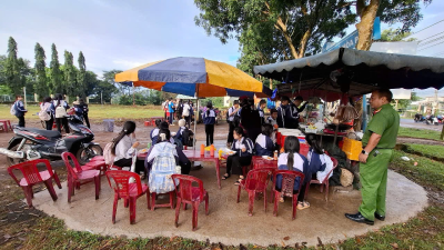 Công an xã Hòa Phú tăng cường kiểm tra an toàn vệ sinh thực phẩm trước cổng trường