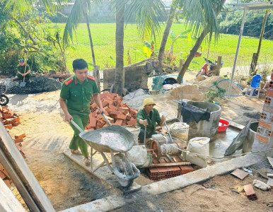 Công an xã Tuy An Bắc hỗ trợ xây dựng nhà ở cho hộ dân bị thiệt hại do thiên tai trên địa bàn