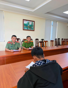 Công an xã Liên Sơn Lắk xử lý nghiêm hành vi đăng tải, chia sẻ thông tin xấu, độc trên mạng xã hội trong đợt cao điểm bảo đảm an ninh, trật tự