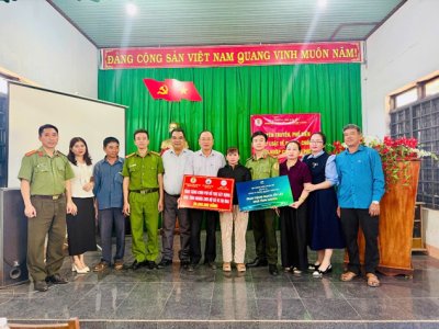 Phòng Quản lý xuất nhập cảnh tăng cường tuyên truyền pháp luật và trao tặng kinh phí xây dựng nhà tình nghĩa tại xã biên giới Ea Bung, tỉnh Đắk Lắk