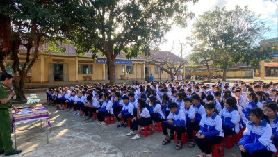 Công an xã Krông Bông tổ chức phổ biến, tuyên truyền các quy định về phòng, chống pháo nổ và an toàn giao thông đường bộ tại trường Tiểu học, THCS Hòa Lễ