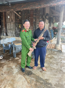 Công an xã Ea Ô tăng cường vận động nhân dân giao nộp, thu hồi vũ khí, vật liệu nổ, công cụ hỗ trợ