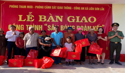 Phòng Tham mưu phối hợp tổ chức chương trình hướng về cơ sở tại buôn Drung, xã Liên Sơn Lắk