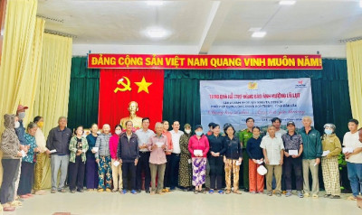 Trao tặng 130 suất quà cho các gia đình có hoàn cảnh khó khăn tại xã Hòa Thịnh