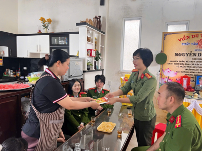 Công an phường Buôn Hồ thăm, tặng quà “Con nuôi Công an phường” nhân dịp Tết Nguyên đán Bính ngọ năm 2026