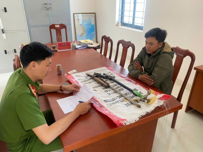 Tuyên truyền, vận động người dân tự nguyện giao nộp vũ khí, vật liệu nổ và công cụ hỗ trợ